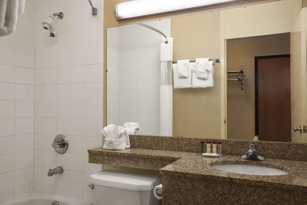 Ramada By Wyndham Cortland Hotel & Conference Center المظهر الخارجي الصورة