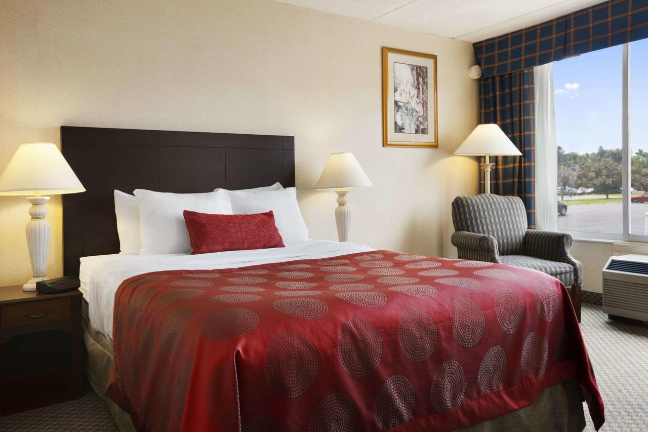 Ramada By Wyndham Cortland Hotel & Conference Center المظهر الخارجي الصورة
